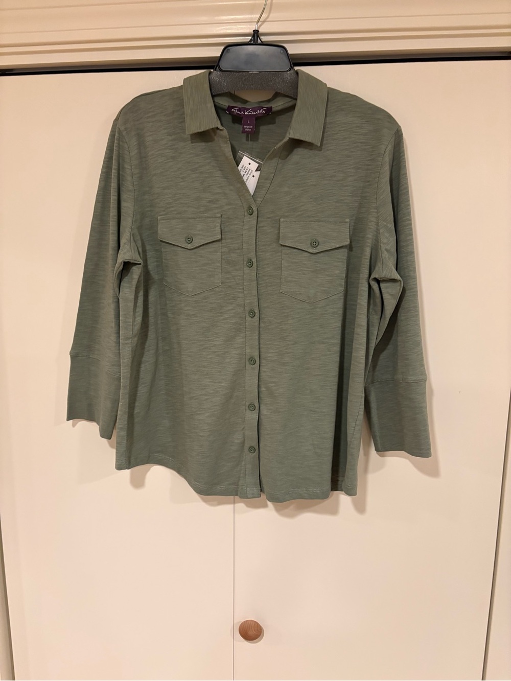 Gloria Vanderbilt Sage Green Button-Up Shirt 
PTP 22